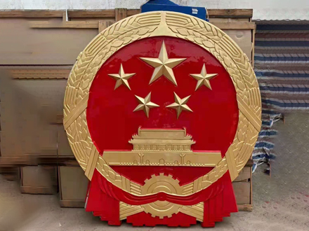 大型金属国徽生产的焊接与抛光工艺标准